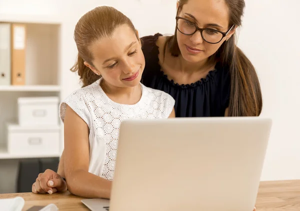 Mamma hjälper dotter hur man använder dator — Stockfoto