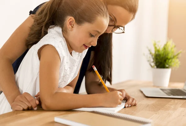 Mutter und Tochter machen gemeinsam Hausaufgaben — Stockfoto