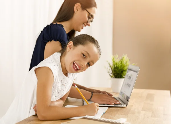 Mutter und Tochter machen gemeinsam Hausaufgaben — Stockfoto