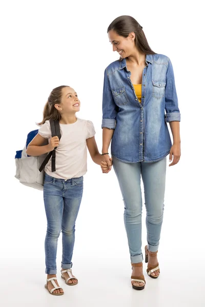 Mutter und ihre Tochter zu Fuß — Stockfoto