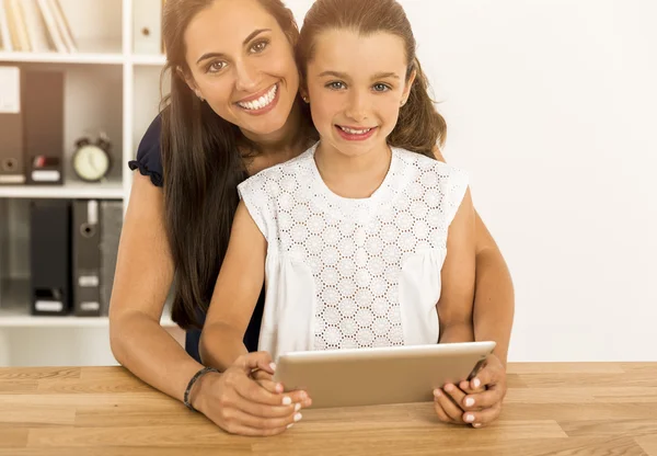 Madre e hija usando una tableta — Foto de Stock