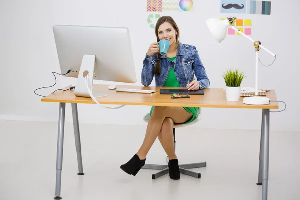 Frau arbeitet am Schreibtisch — Stockfoto