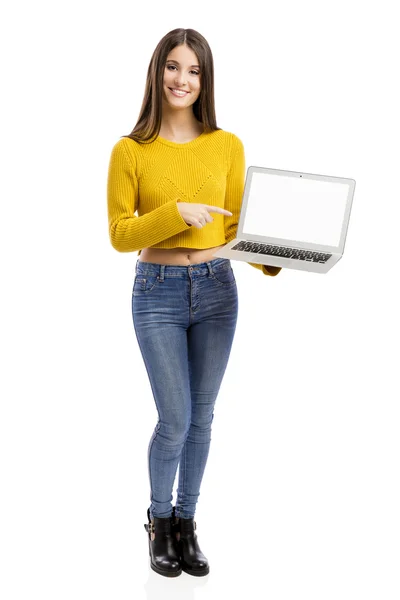 Жінка показує щось на ноутбуці — стокове фото