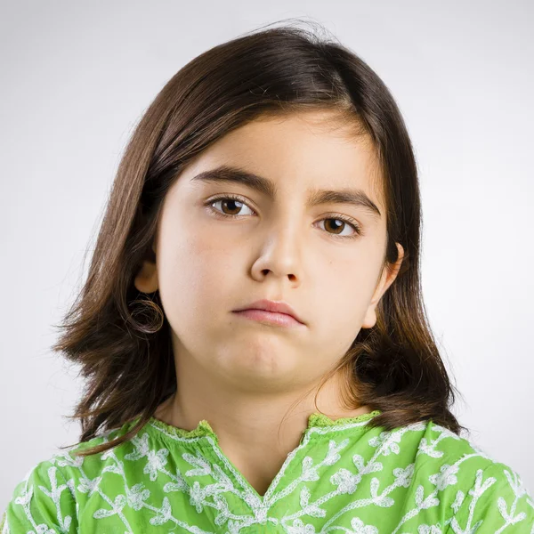 Menina fazendo uma expressão séria — Fotografia de Stock