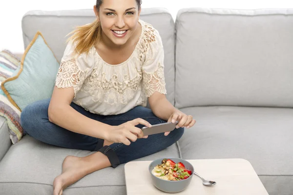 Frau spricht Bild zu ihrem Essen — Stockfoto