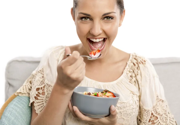 Mulher em casa comer comida saudável — Fotografia de Stock