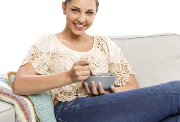 Mujer en casa comiendo comida saludable — Foto de Stock