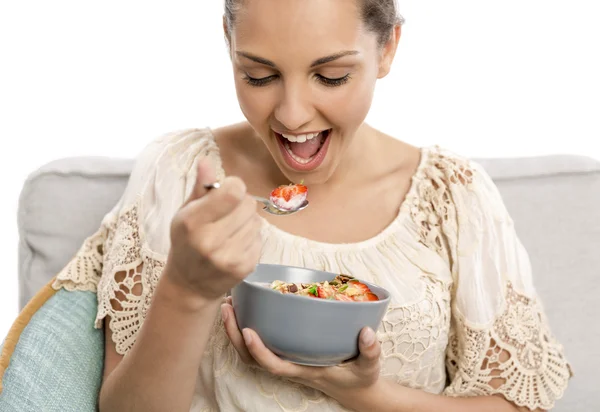 Donna a casa mangiare cibo sano — Foto Stock