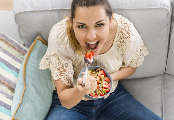 Mulher em casa comer comida saudável — Fotografia de Stock