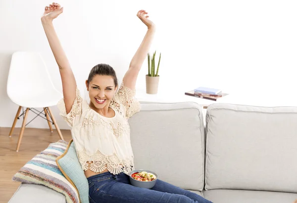 Mujer en casa comiendo comida saludable — Foto de Stock