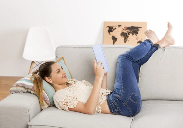 Mulher em casa lendo um livro — Fotografia de Stock