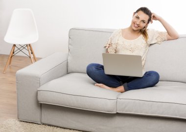 kadın evde onu laptop çalışma