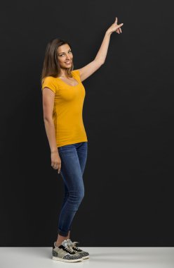 ayakta ve işaret eden kadın