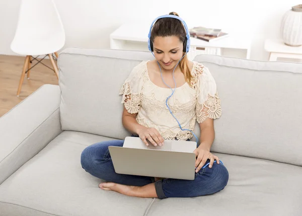 Mulher em casa trabalhando em seu laptop — Fotografia de Stock