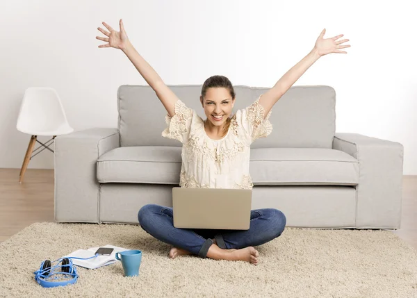 Kobieta w domu działa na laptopie — Stok fotoğraf