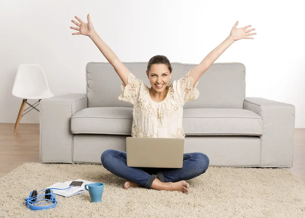 Frau arbeitet zu Hause am Laptop — Stockfoto