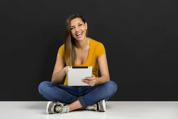 Mulher trabalhando com tablet — Fotografia de Stock