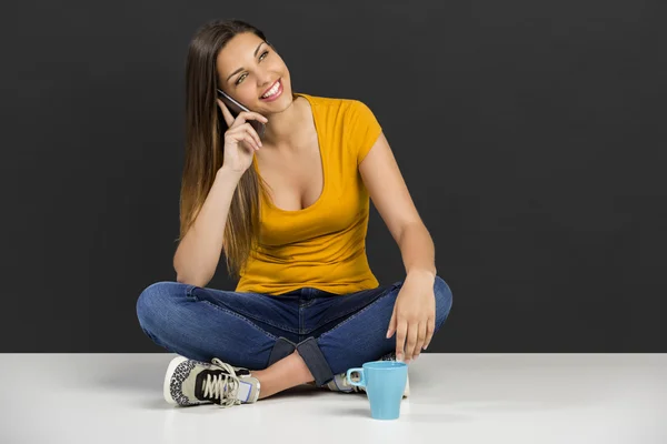 Žena sedící mluví o telefonu — Stock fotografie