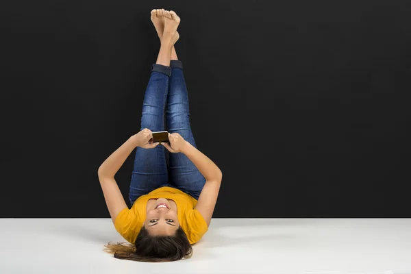 Mujer mintiendo y mensajes de texto sms —  Fotos de Stock