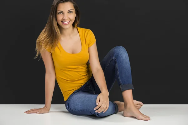 Woman sitting in the floor — Stock Photo, Image