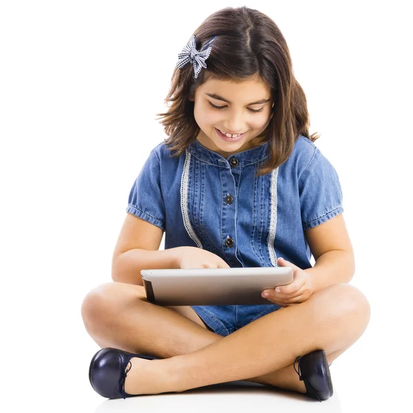 使用数字平板电脑的年轻女孩 — 图库照片