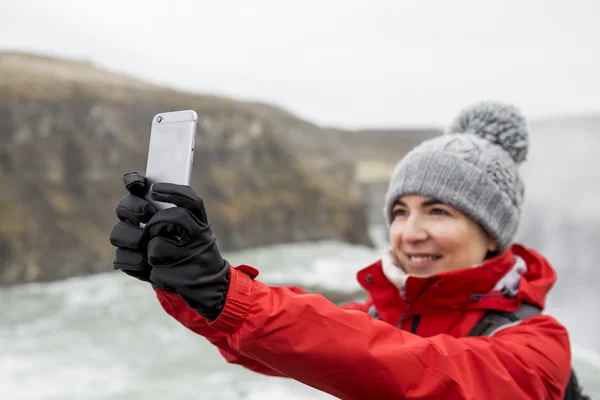 Tourist taking a selfie on mobile phone — Stock Photo, Image