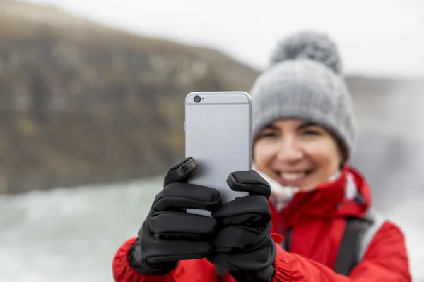 Tourist taking pictures with her mobile phone — Stock Photo, Image