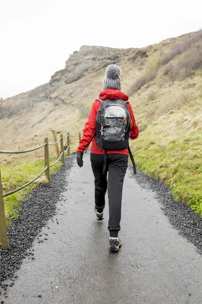 산에서 걷는 도보 여행자 여자 — 스톡 사진