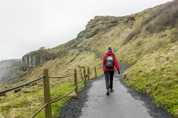 Wandelaar vrouw lopen in Bergen — Stockfoto