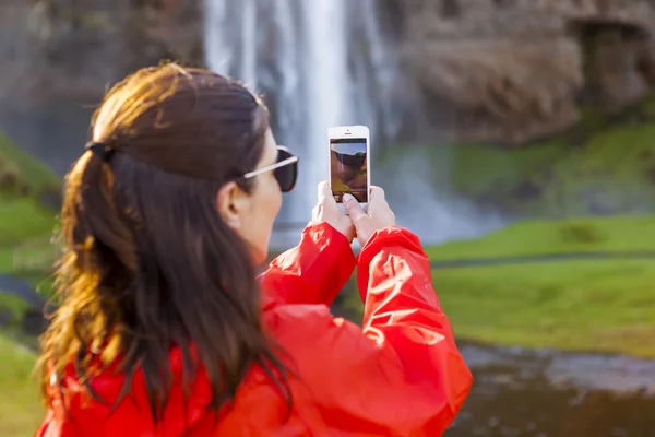 Tourist taking pictures with her mobile phone — Stock Photo, Image