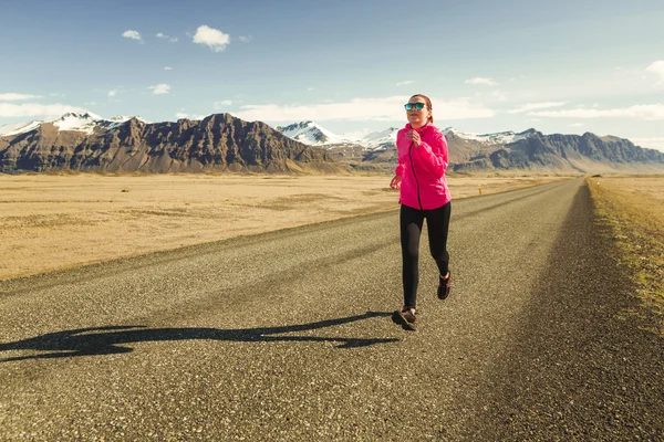 Athletic woman running on a winter day — Stock Photo, Image