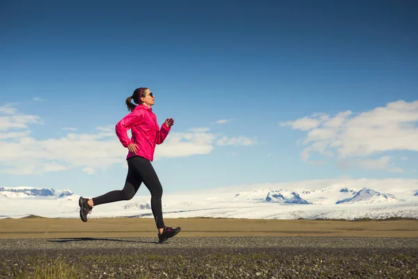 Woman running on a winter day — Stock Photo, Image