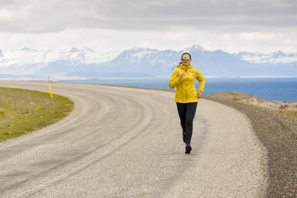 Mujer atlética corriendo en un día de invierno —  Fotos de Stock