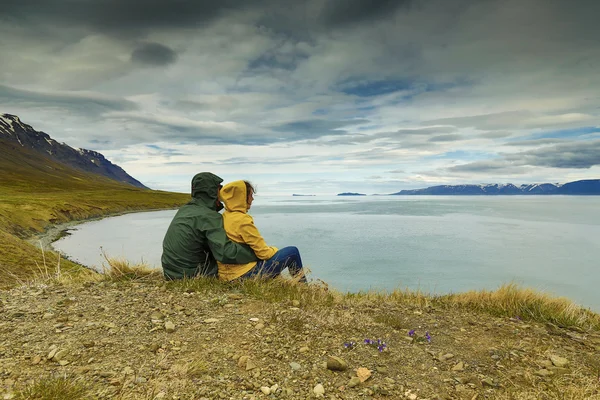 Couple contemplating the beautiful landscape — Stock Photo, Image