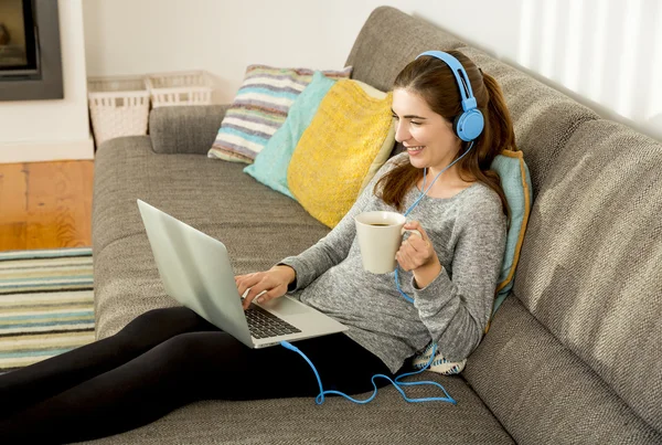 Donna che lavora a casa con un computer portatile — Foto Stock