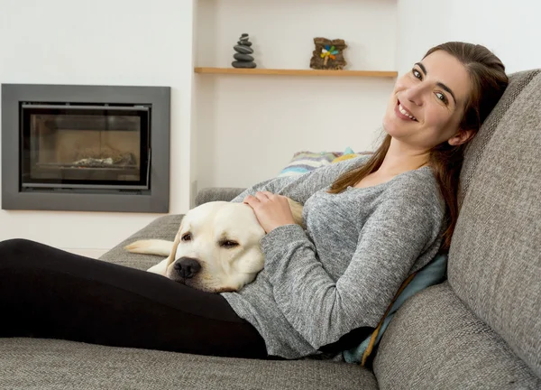 Mulher com seu cão relaxando em casa — Fotografia de Stock