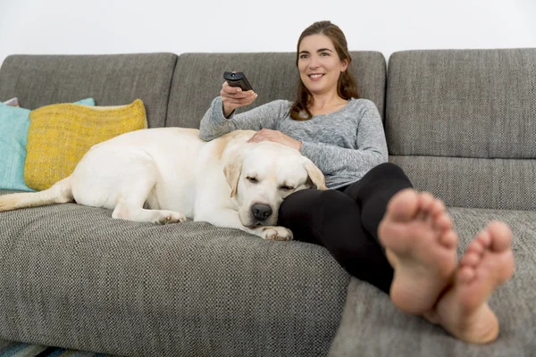 Femme avec son chien relaxant à la maison — Photo