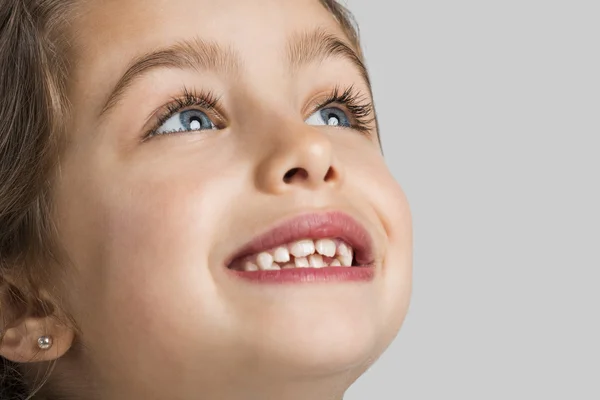 Menina bonita e feliz sorrindo — Fotografia de Stock