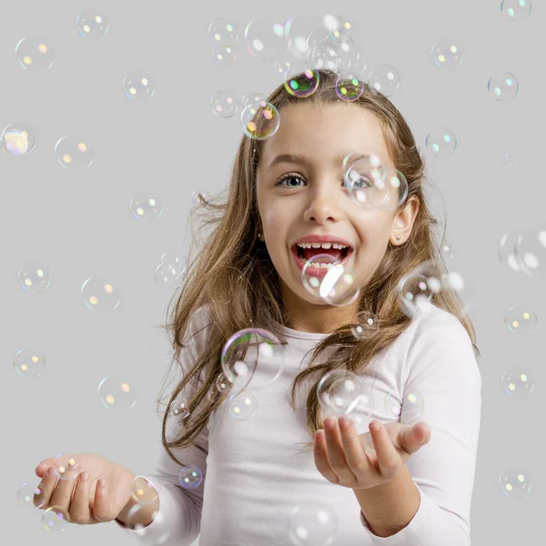 Lány játszik szappanbuborékok — Stock Fotó