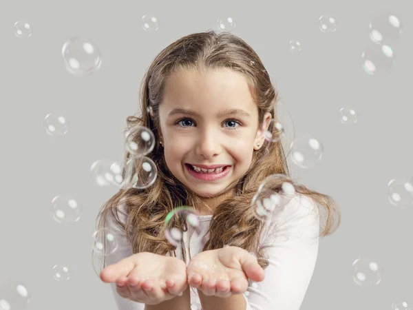 Meisje spelen met zeepbellen — Stockfoto