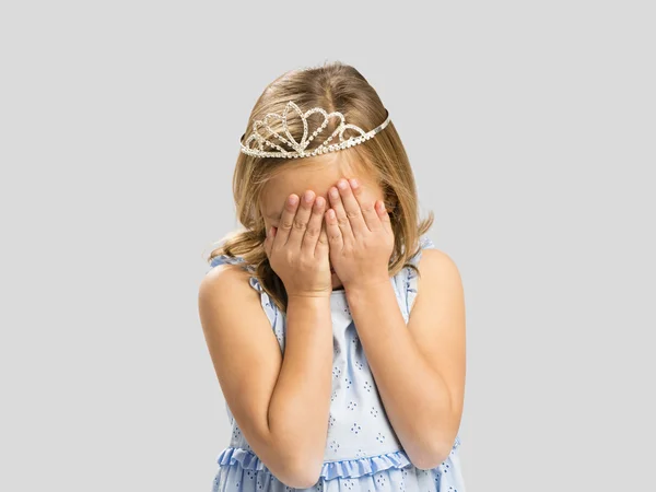 Klein meisje in een prinses kroon — Stockfoto