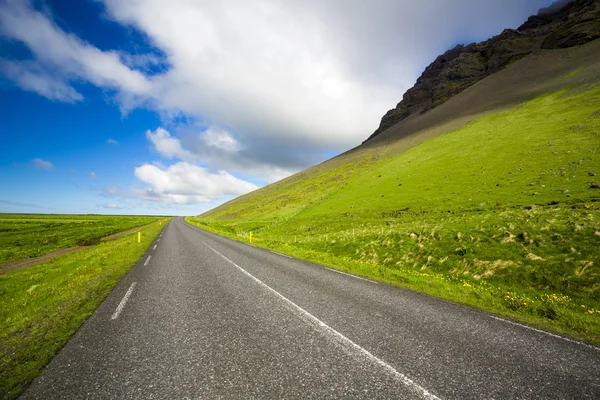 Camino en paisajes increíbles de Islandia — Foto de Stock
