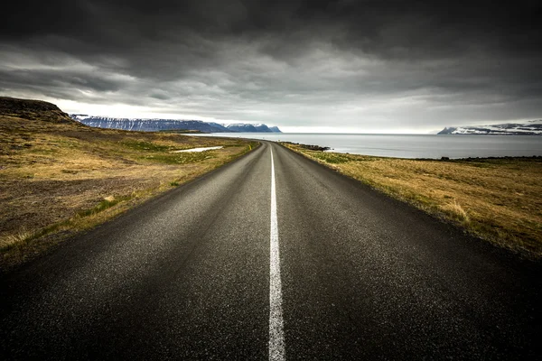 Straße in unglaublichen Landschaften von Island — Stockfoto