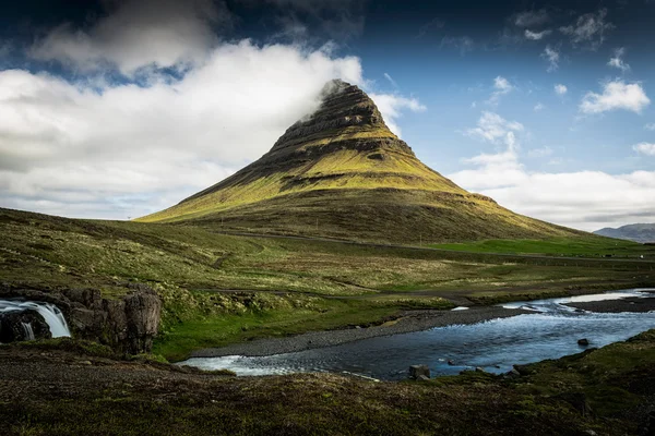 Kirkjufellsfoss volcán en Islandia — Foto de Stock