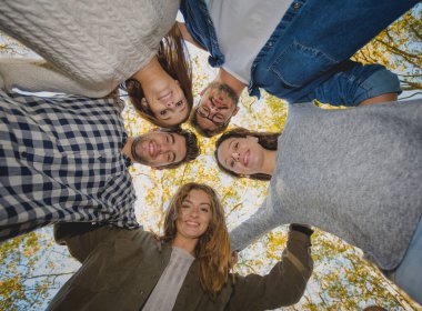 Bir arkadaş grubunun aşağı görünüm açısı 