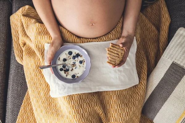 Hamile Kadın Evde Sağlıklı Yiyecekler Yiyor — Stok fotoğraf