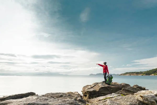 Frau Mit Rucksack Genießt Den Schönen Blick Auf Die Küste — Stockfoto