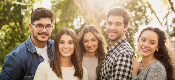 Gruppo Amici Che Passa Una Bella Giornata Nel Parco — Foto Stock