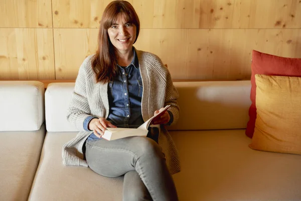 Mooie Vrouw Die Een Boek Leest Een Gezellige Plek — Stockfoto