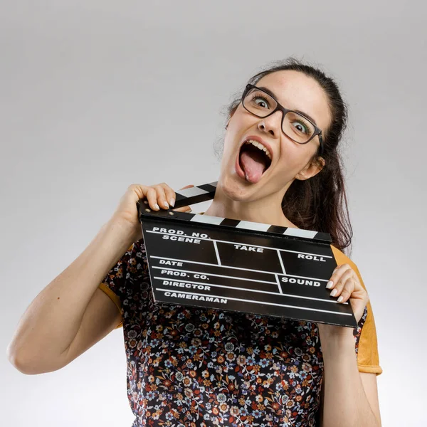 Pazzo Donna Appeso Con Clapboard — Foto Stock